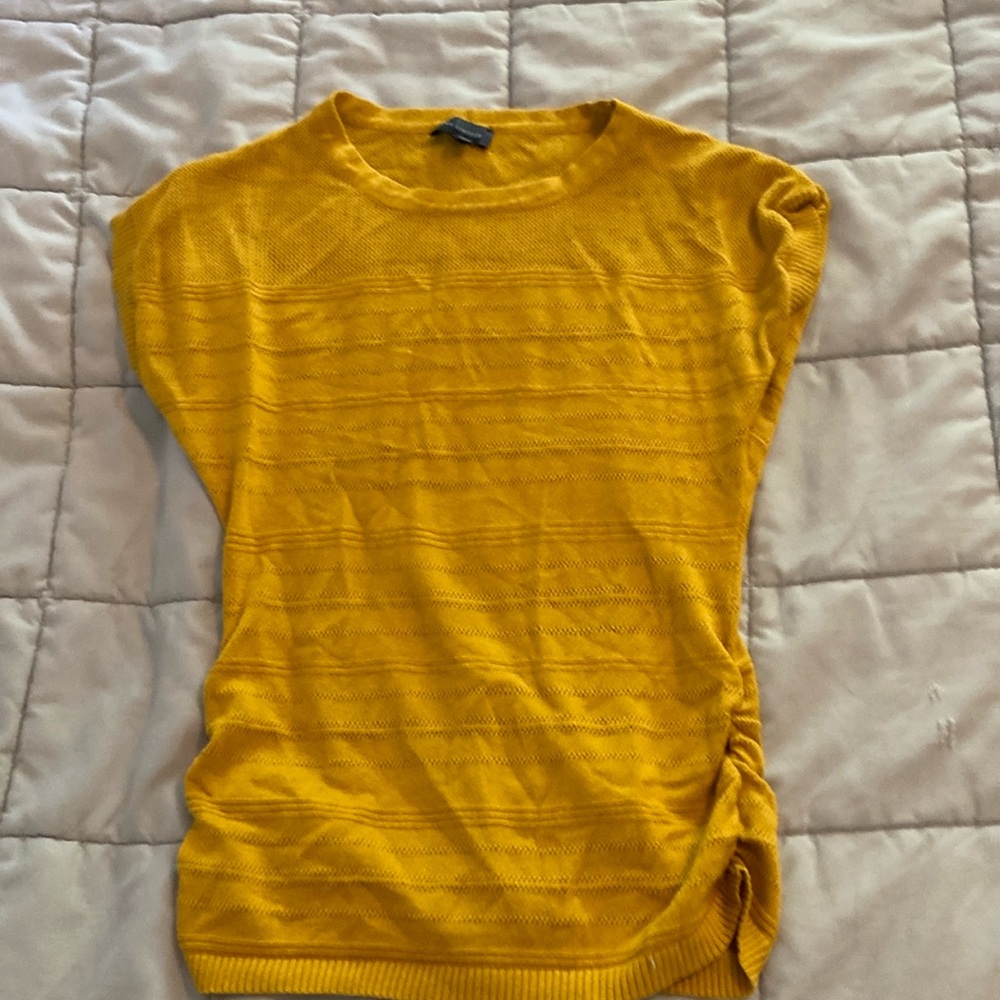 Short sleeve yellow sweater by the limited